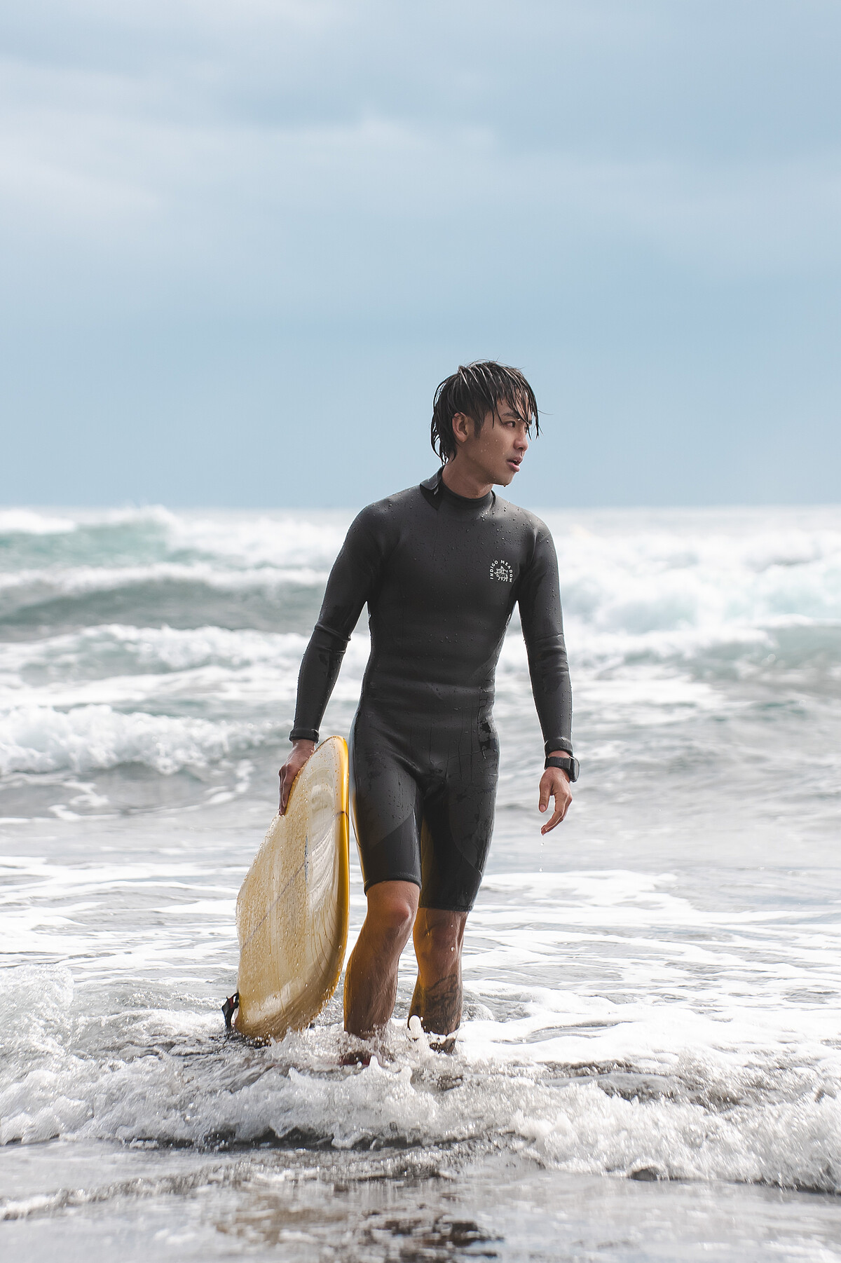 鼓鼓在〈當我變成我們〉飾演衝浪好手