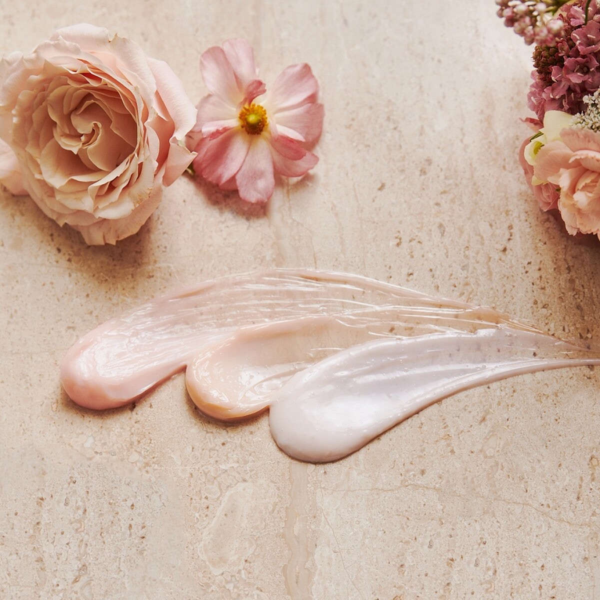 蘭蔻絕對完美黃金玫瑰修護乳霜三種質地，由左至右為玫瑰霜豐潤版、玫瑰霜、玫瑰輕乳霜。