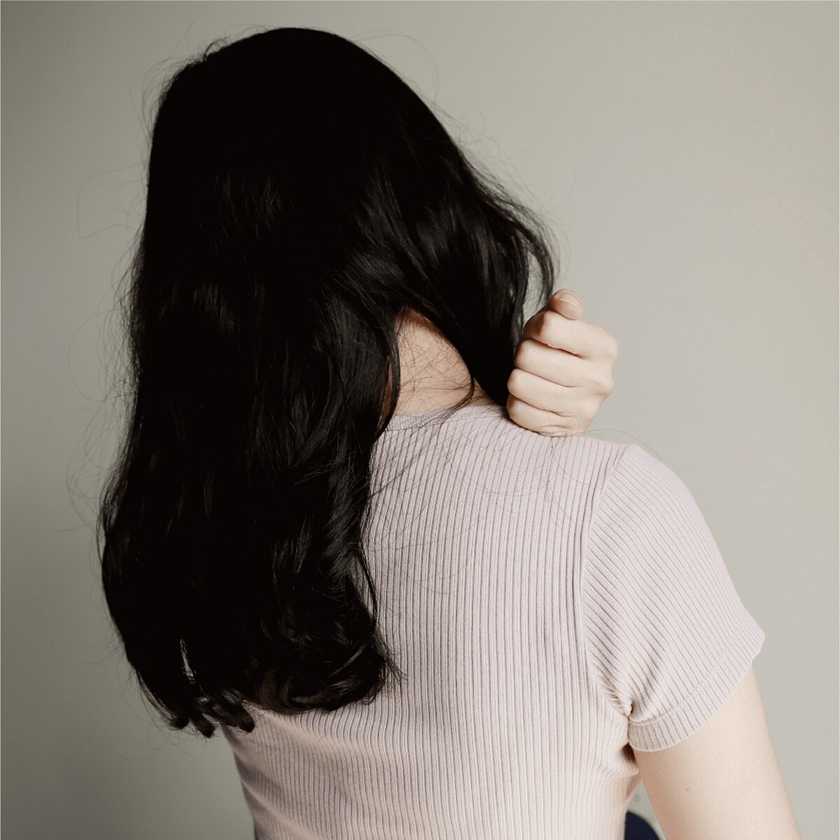 右手輕敲左邊肩井穴20次。