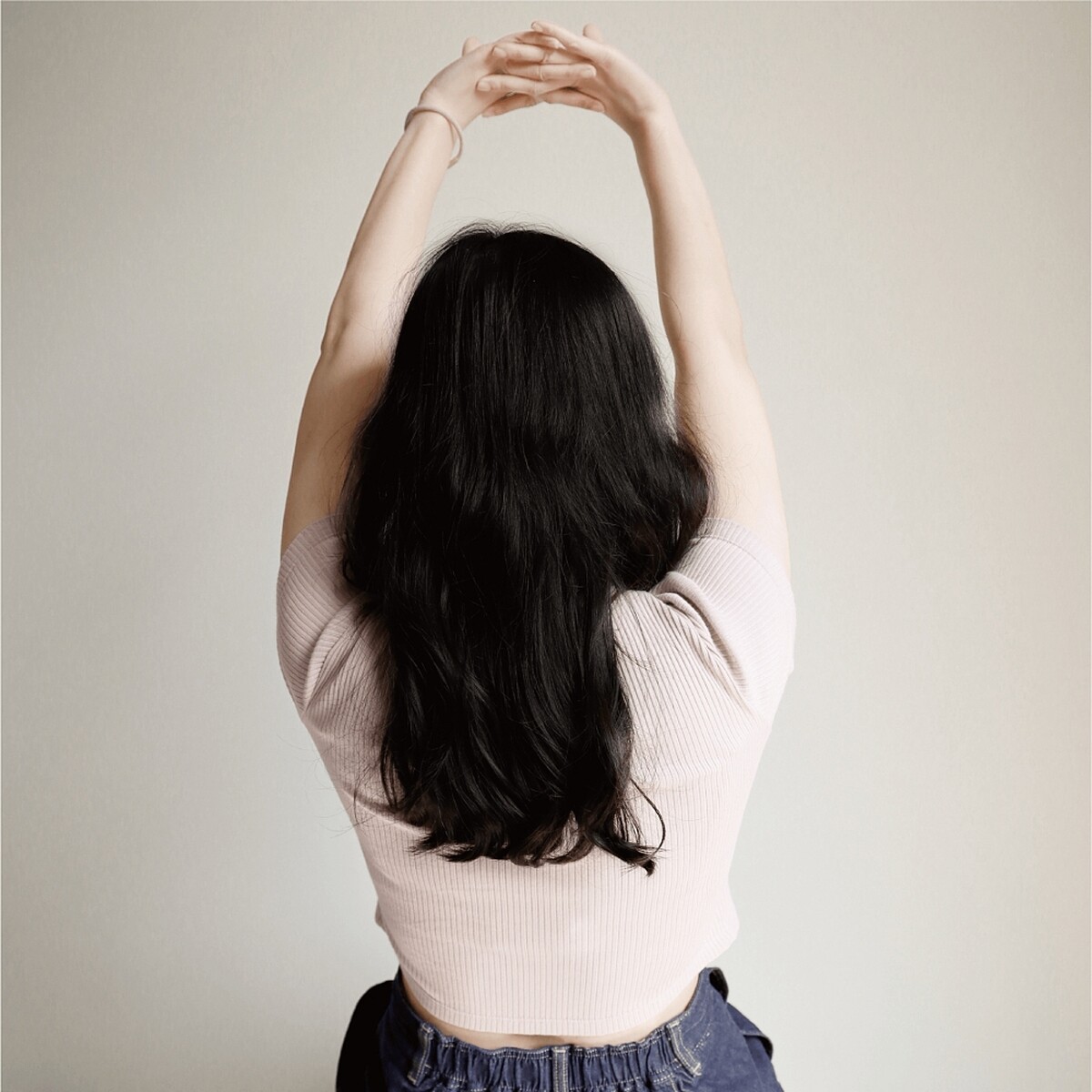 雙手打開掌心朝天花板向上平舉，十指交扣後向上延伸20秒。