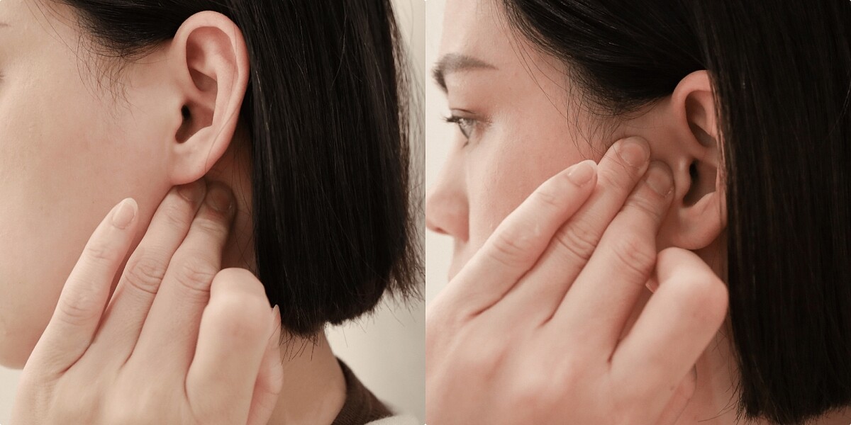 (左)中指+無名指按壓翳風、(右)中指+無名指按壓聽宮。