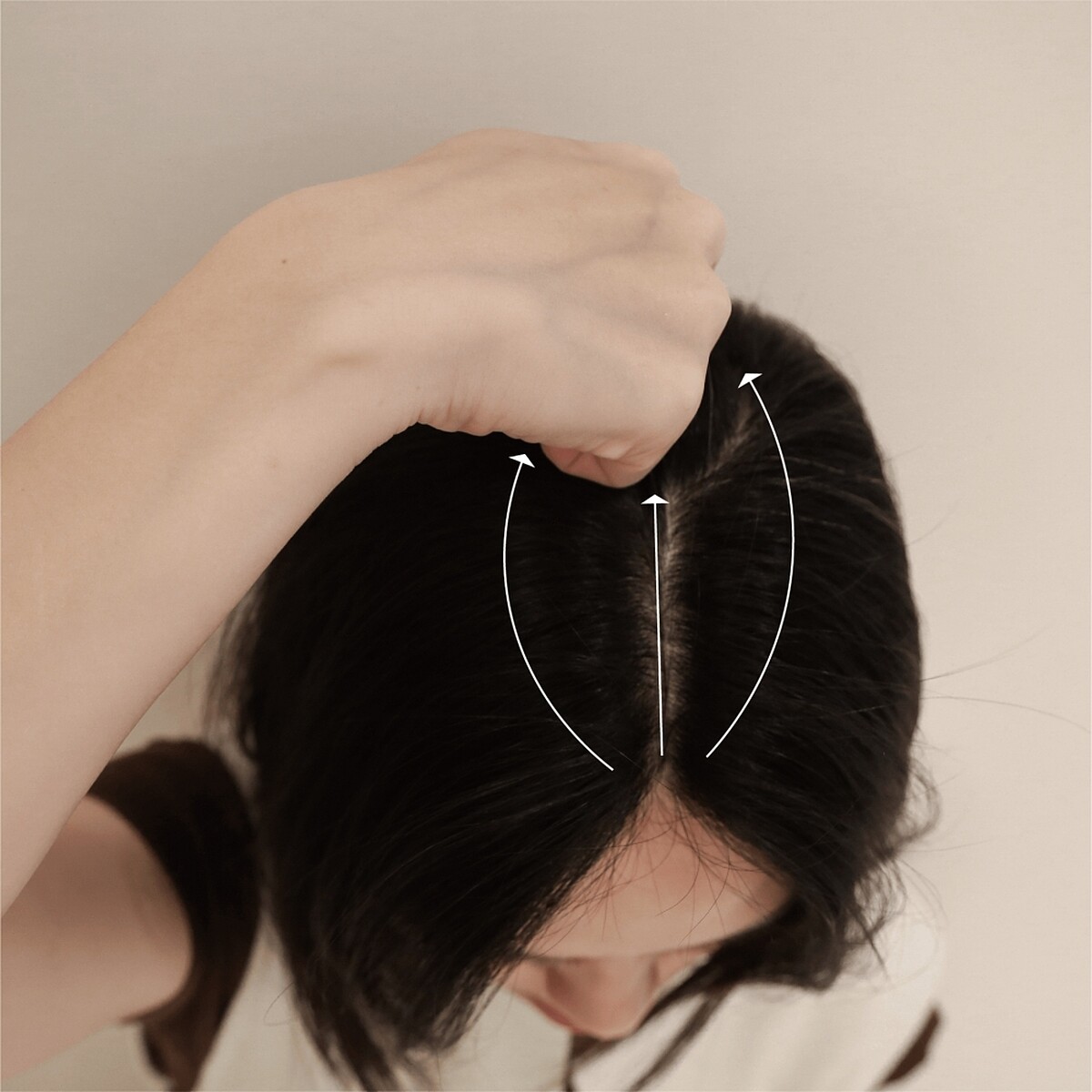 從髮際邊用四指指節往百會輕刮。