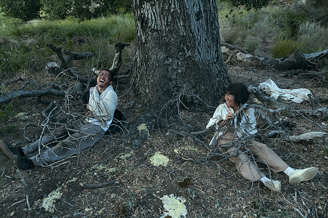 丹尼和愛美奇蹟似的活過來，彼此對視大笑，不再怒嗆