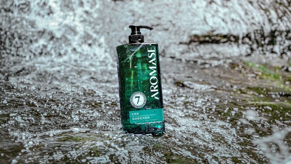 AROMASE艾瑪絲洗髮精瓶身以百分百回收寶特瓶塑膠製成，朝向實踐改善美妝產業對環境的影響。