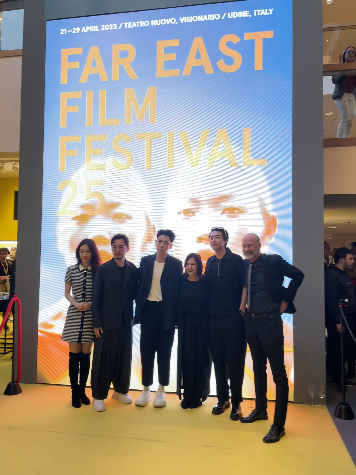 《黑的教育》與《關於我和鬼》主創跟遠東影展主席Sabrina一同合照，依序為金百倫、程偉豪、柯震東、Sabrina、蔡凡熙。