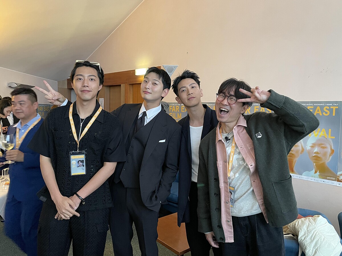 柯震東和蔡凡熙和國際影人交流，也跟《魯蛇大翻身》南韓導演張恆準（右）和 2AM 成員鄭珍雲（左２）合影。