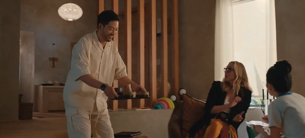 喬治(左)用力擠出笑臉為富商喬丹(中)奉茶，只為協助愛美(右)談成收購遷