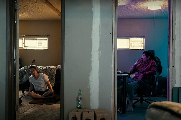 丹尼(左)隔著牆好奇保羅(右)在做什麼，丹尼內心深處希望保羅永遠和他一樣就好了