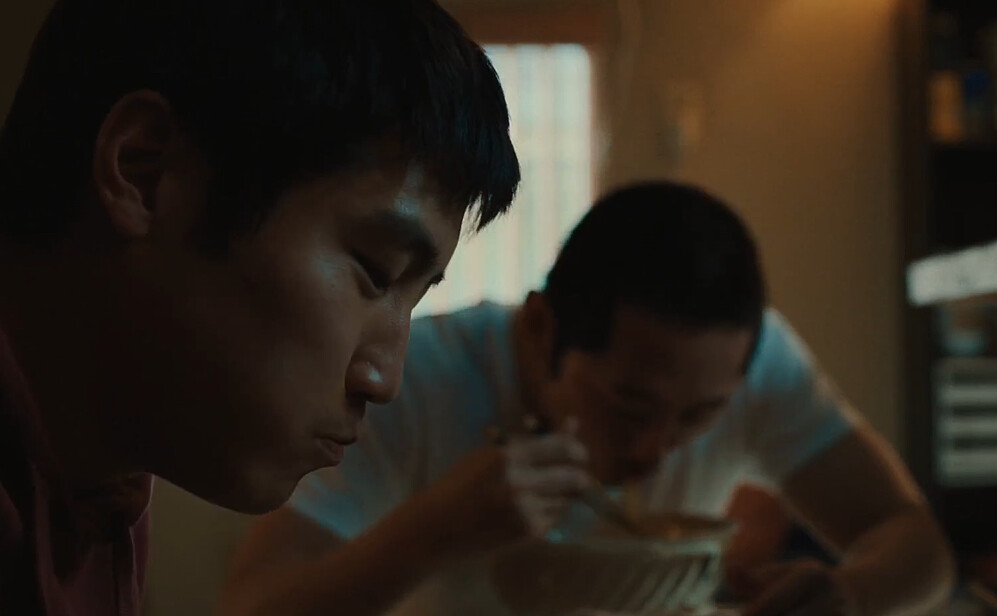 保羅(左)只是經濟不獨立，心理素質則很強，縱使被甩，吃飯還是吃得很香，有種獨到的天然萌