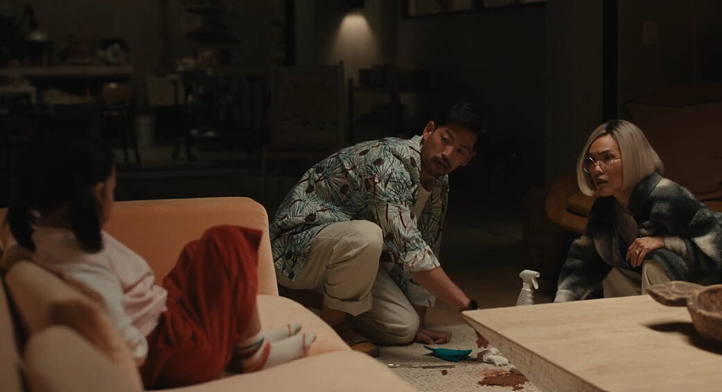 喬治(中)蹲在地上清理女兒嘔吐物，愛美(右)責備女兒說謊，很像小時候的自己不承認偷糖吃