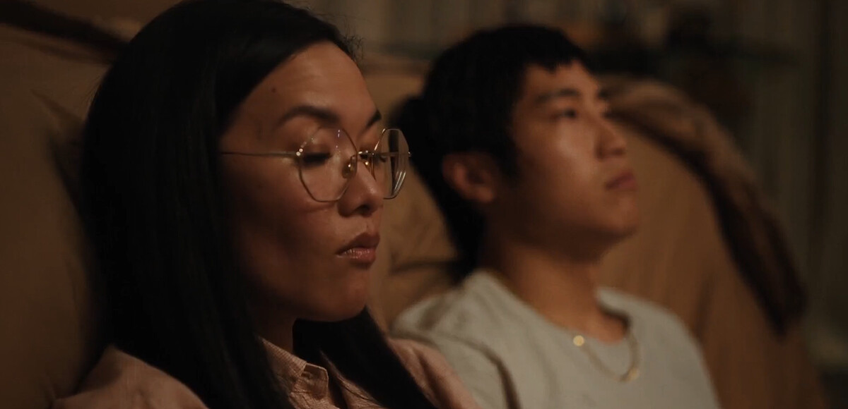 愛美(左)此時還不知道自己和丹尼同一個調調，只往錢看很不快樂