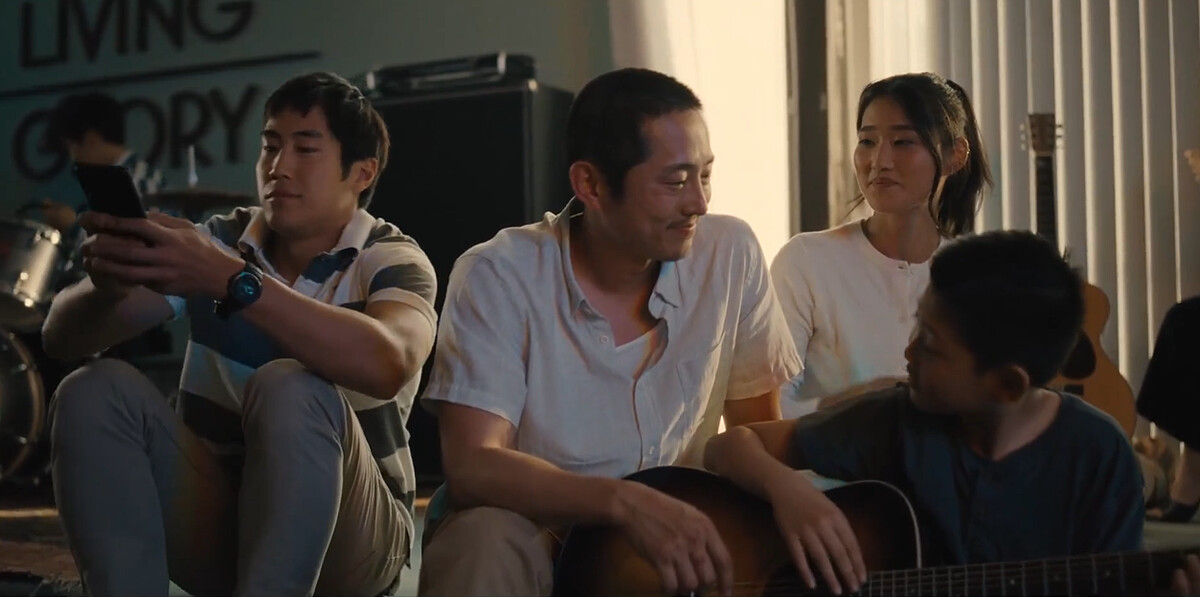 保羅(左一)聽丹尼(左二)侃侃而談，心裡在偷笑