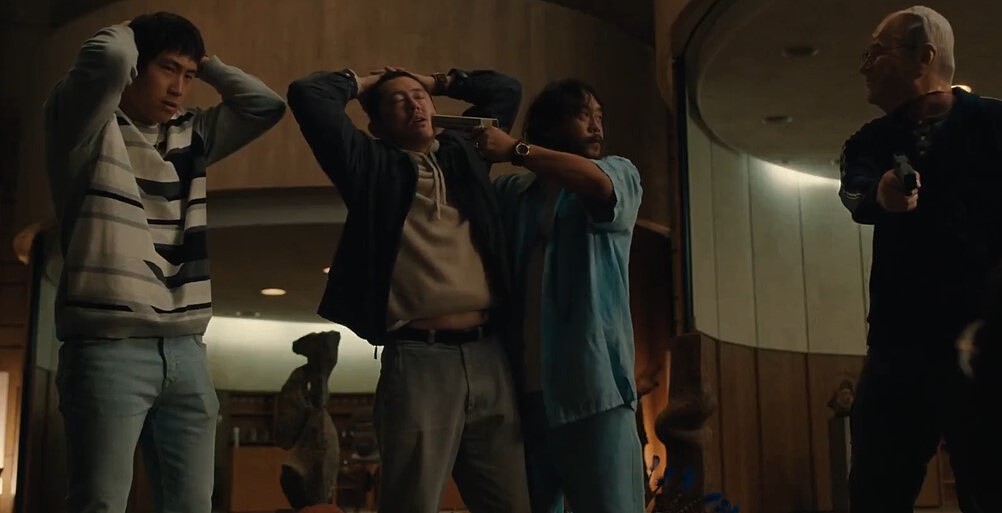 保羅(左一)和丹尼(左二)被表哥艾賽克(右二)抓住當代罪羔羊