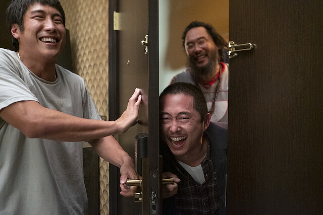 幕後花絮照三個哥們開懷笑著Young Mazino(左)、史蒂夫‧元(中)、崔大衛(右)雖在劇中總是劍拔奴張