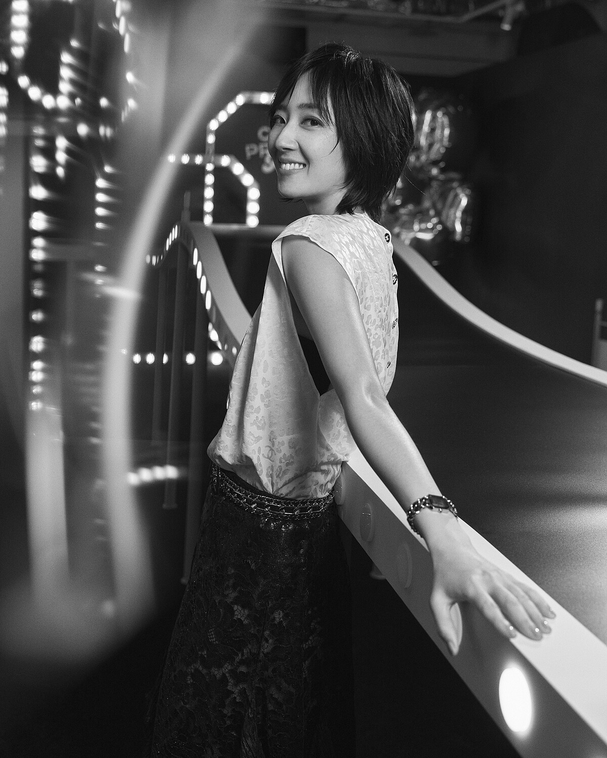 穿戴香奈兒2022/23 M&eacute;tiers d'art工坊系列、Premi&egrave;re腕錶-原創款、Com&egrave;te Spirale耳環(All By Chanel)