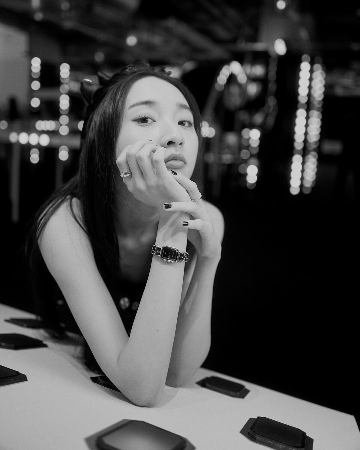 穿戴香奈兒2023春夏高級時裝系列、Premi&egrave;re腕錶-原創款、Coco Crush戒指、CHANEL彩妝(All By Chanel)