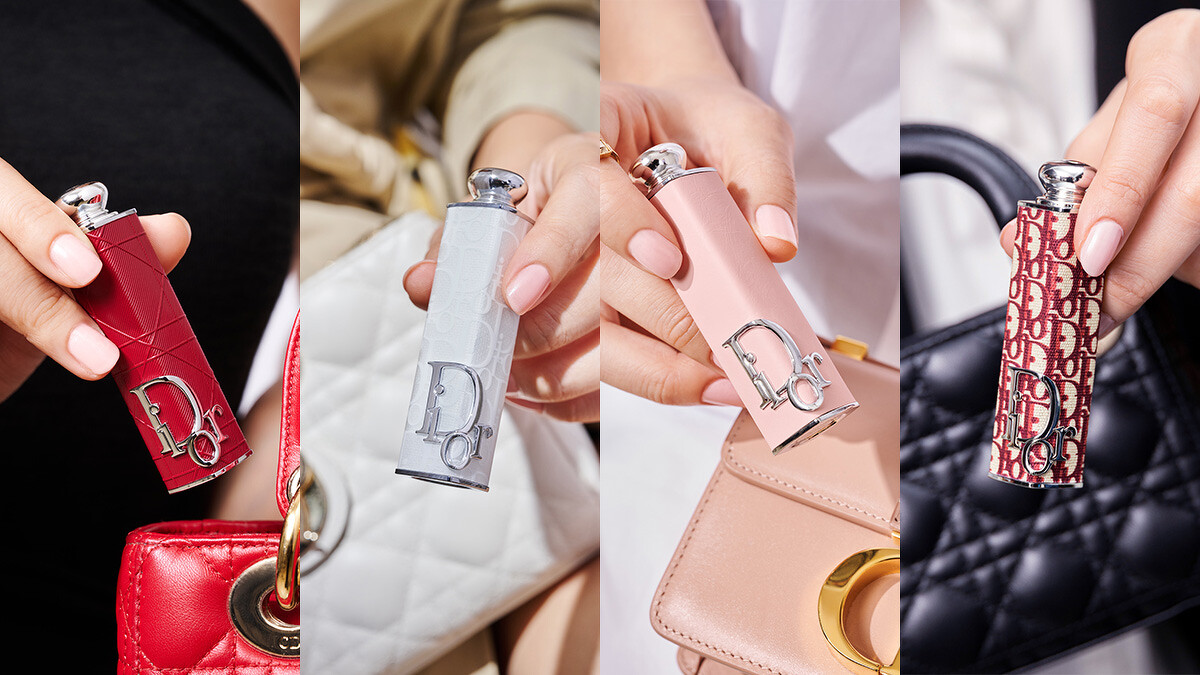 (由左至右) 迪奧癮誘唇膏外殼 粉色蒙田 售價NT$1050；迪奧癮誘唇膏外殼 前衛時尚白 售價NT$1050；迪奧癮誘唇膏外殼 緋紅藤格紋 售價NT$1050；迪奧癮誘唇膏外殼 勃根地緹花，售價NT$1650