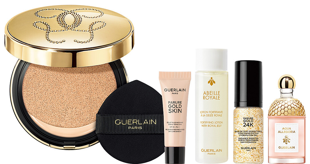 買：24K純金光氣墊粉餅01N，贈：24K純金保濕持妝凝露 5ml、24K純金光透精華粉底 SPF20 PA+++ 1N 3ml、皇家蜂王乳蜜露 15ml、花草水語 初綻沁梨淡香水 7.5ml，優惠價$ 2,850，價值$ 4,327【65折優惠】。