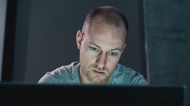 你以為你的朋友真的很開心？關掉臉書別再相信那些真真假假的炫耀文