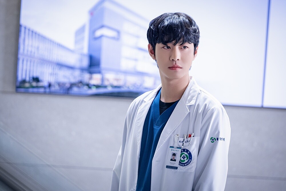 安孝燮白袍造型超帥氣