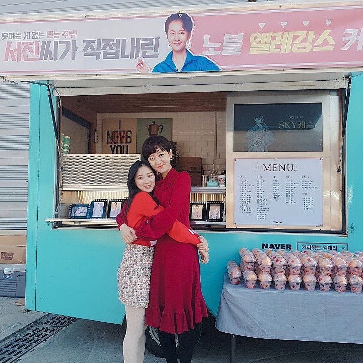 金惠奫(左)為大前輩廉雅晶(右)拍攝現場應援