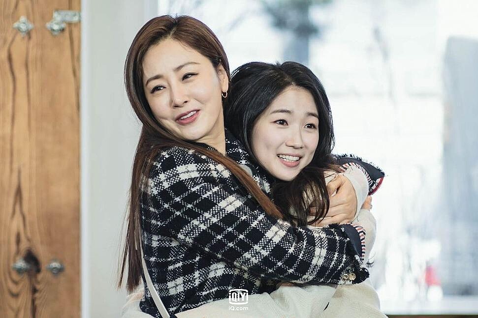 金惠奫(右)參加吳娜拉的綜藝節目《第六感3》