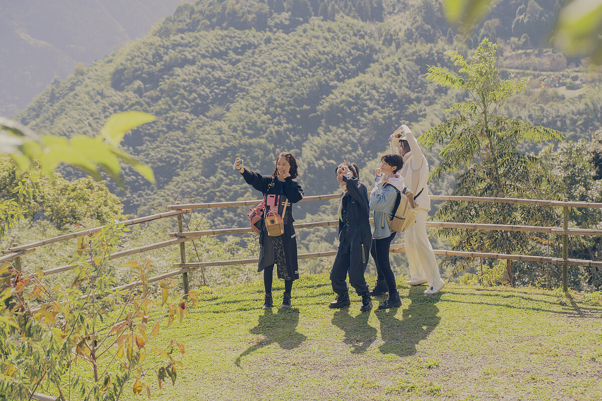 一卡行李、一個小包包一群再熟悉不過的好友一起走入山林一起俯拾台灣美景。圖／TVBS提供