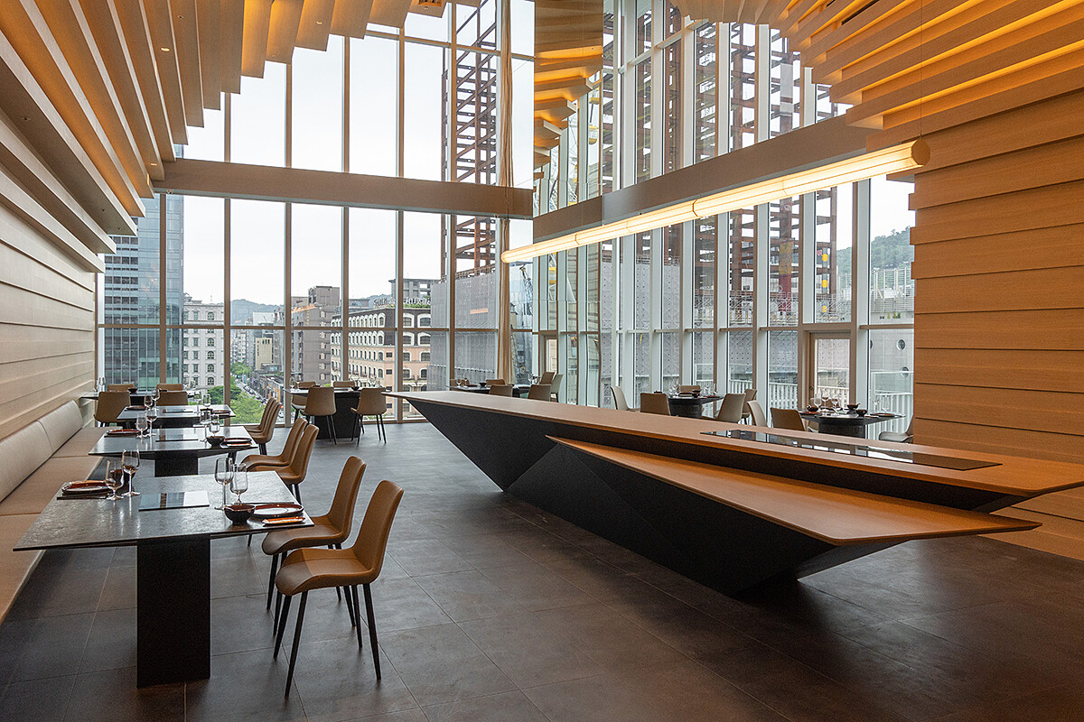 明粵，粵式鍋物專賣店，擁有挑高的空間，並由名建築師隈研吾操刀設計。