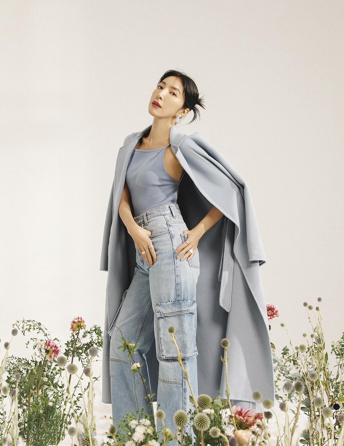 牛仔雙口袋工作褲，Sandro；水藍針織露背連身衣、水藍長大衣，both by Max Mara；Plume de Paon 鑽石耳環、Quatre戒指、Plume de Paon 戒指、Liser&eacute;戒指，all by Boucheron。