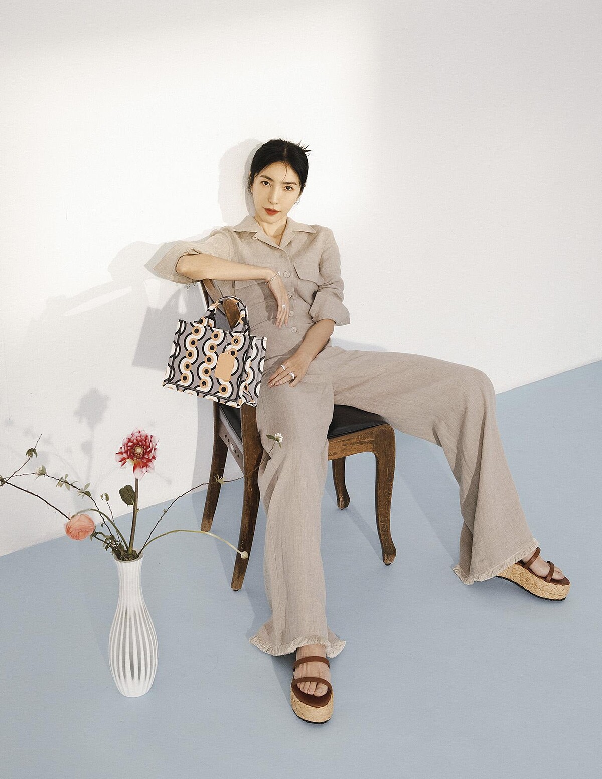 黃麻連身褲，Max Mara；編織厚底涼鞋，印花手拿包，both by CHARLES & KEITH；Quatre Black 手鍊、耳環；Quatre 戒指，all by Boucheron。