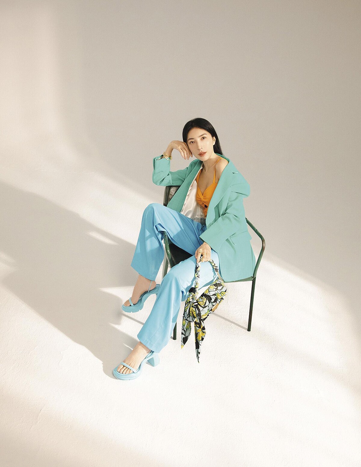 橘色針織小背心、藍綠色西裝外套，both by Sandro；水藍色西裝長褲，MAX&Co.；印花手拿包，水藍色綁帶跟鞋，both by CHARLES & KEITH；Tiffany True 戒指、Tiffany HardWear 球形戒指、Tiffany T Wire 線圈手鏈、Tiffany T1 手環、鋪鑲鑽石手環，all by Tiffany & Co.。