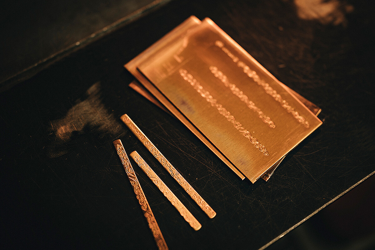 筆身的雕紋設計以蘭花點綴於蜿蜒的蔓草之中