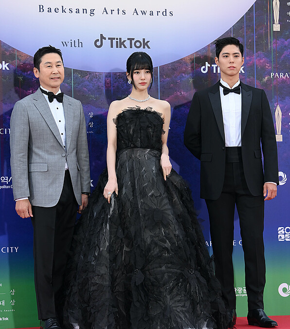 典禮主持人&mdash;申東燁、秀智、朴寶劍