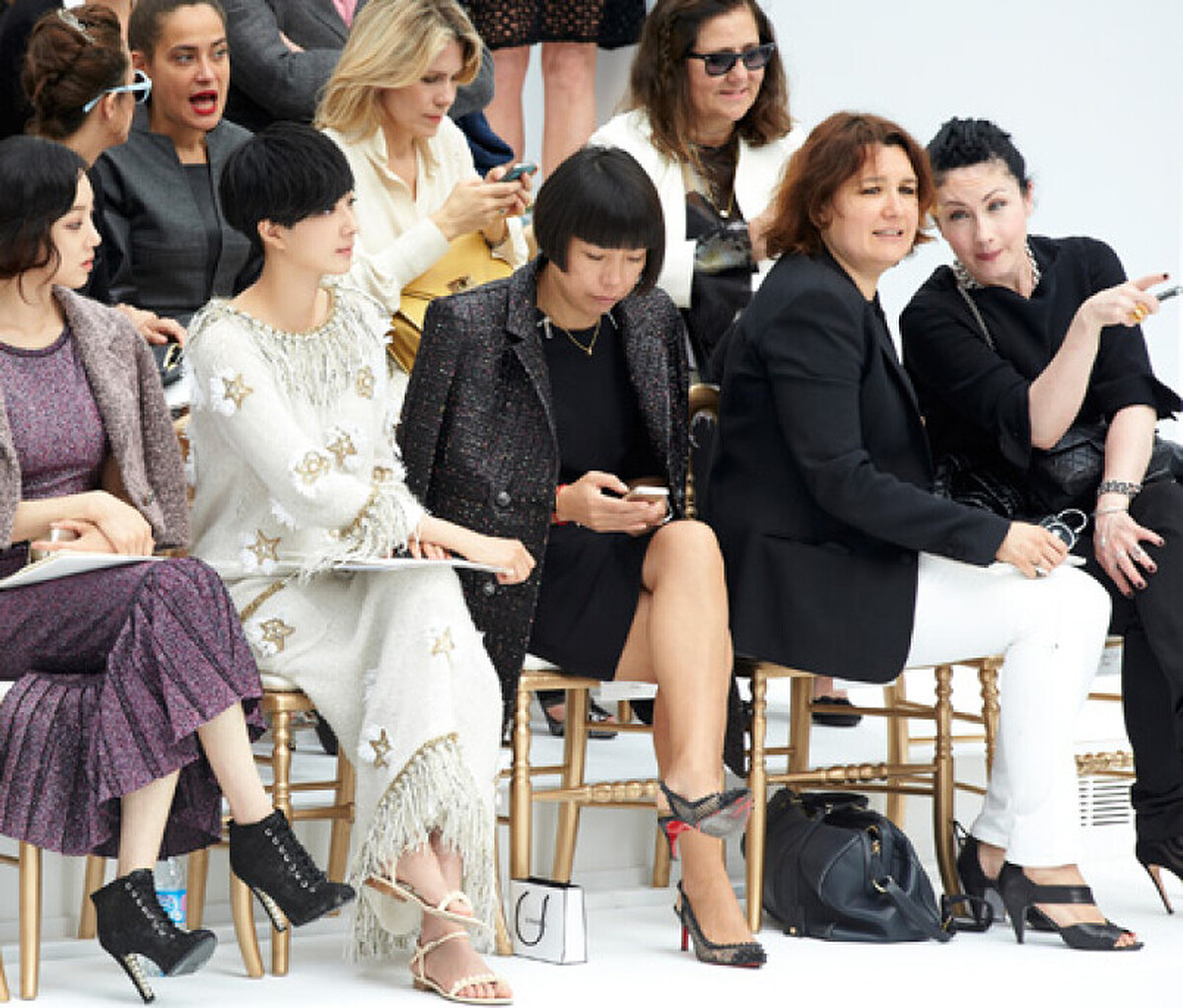 台灣女演員桂綸鎂穿著香奈兒M&eacute;tiers d&rsquo;Art巴黎-達拉斯工坊系列洋裝出席秀場