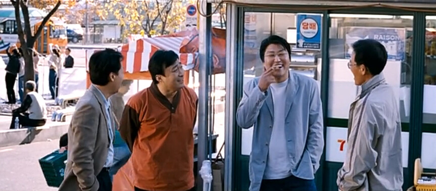 李星民(左二)在宋康昊電影《密陽》裡，演個沒有名字的朋友，兩場戲幾句台詞，小小的甘草人物，如今也是影帝