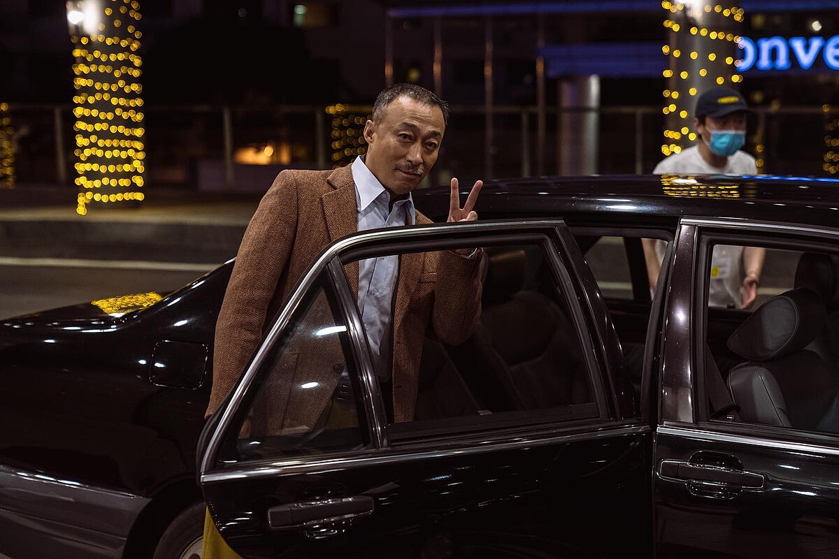 《闇黑對決》幕後花絮照，李星民真的很像很會喝的老大啊！