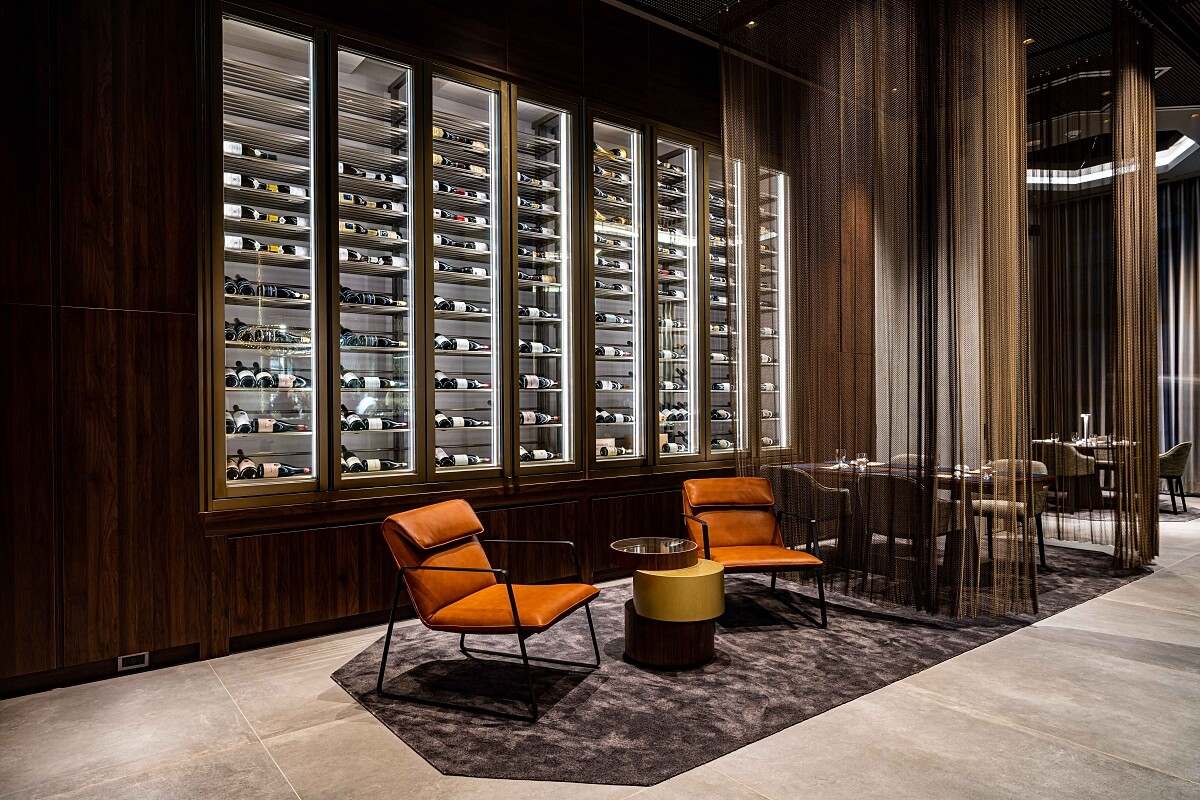 餐廳空間邀請德國知名設計師 Olaf Kitzig 的工作室操刀設計。