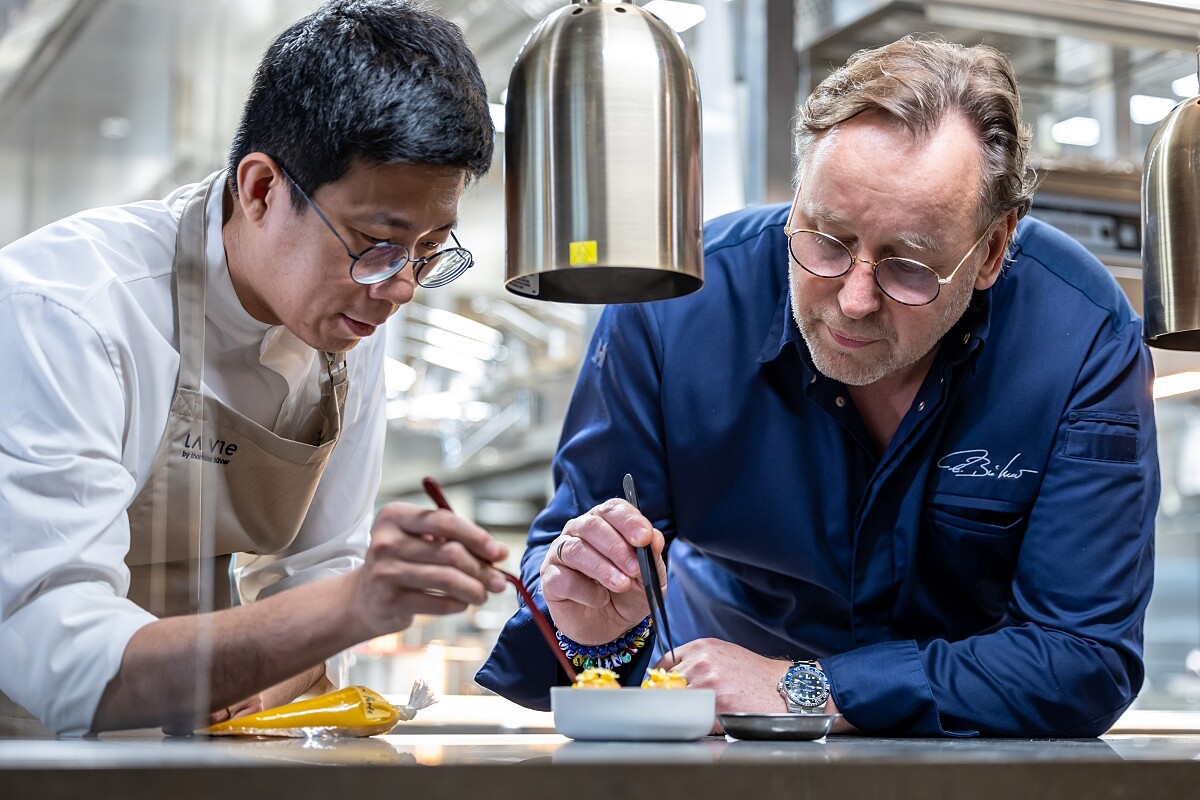 右為行政主廚楊展浩 Xavier Yeung。