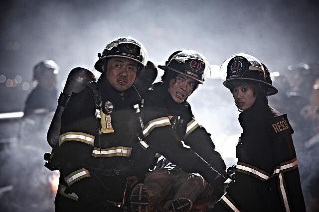 《愛情OK蹦》馬東石(左)飾演消防隊隊長