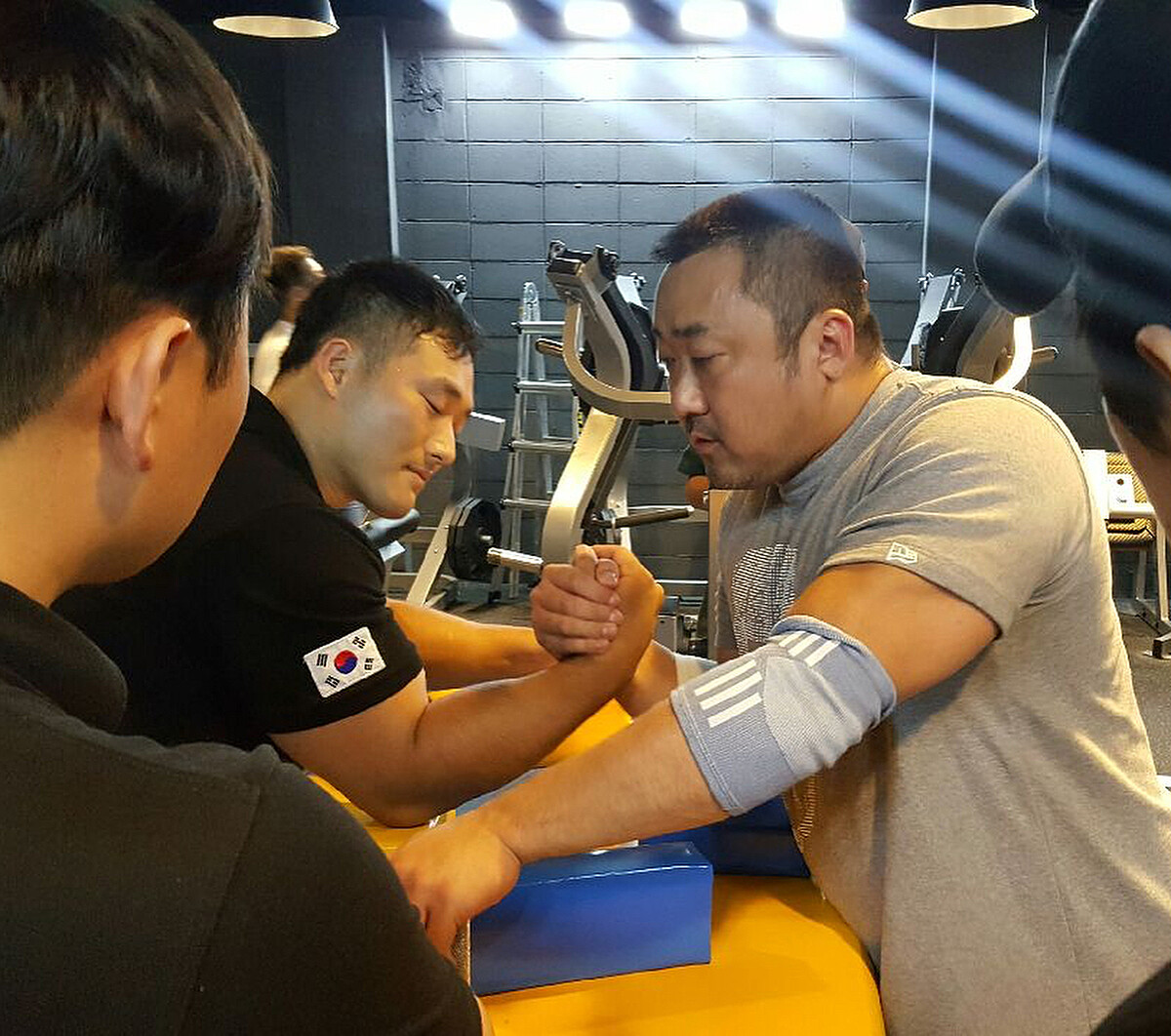 馬東石(右)固定靠腕力、重訓維持壯碩的上臂肌肉