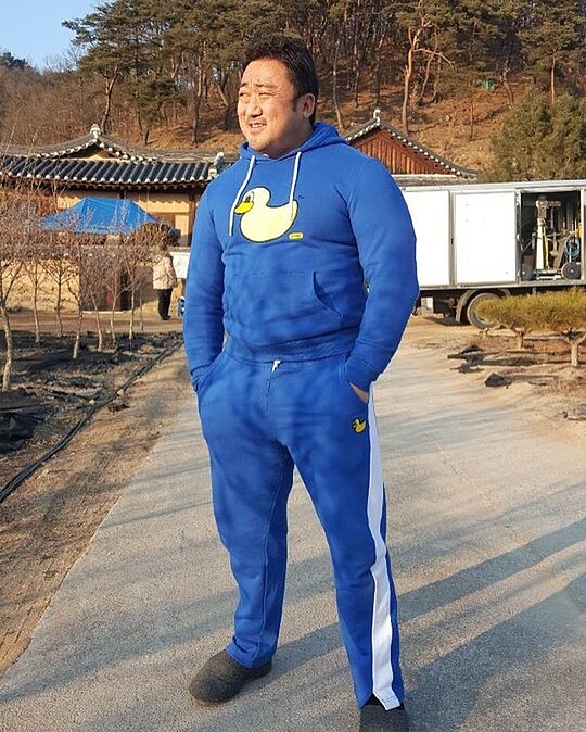 《兄弟》馬東石飾演穿著體育服的歷史老師