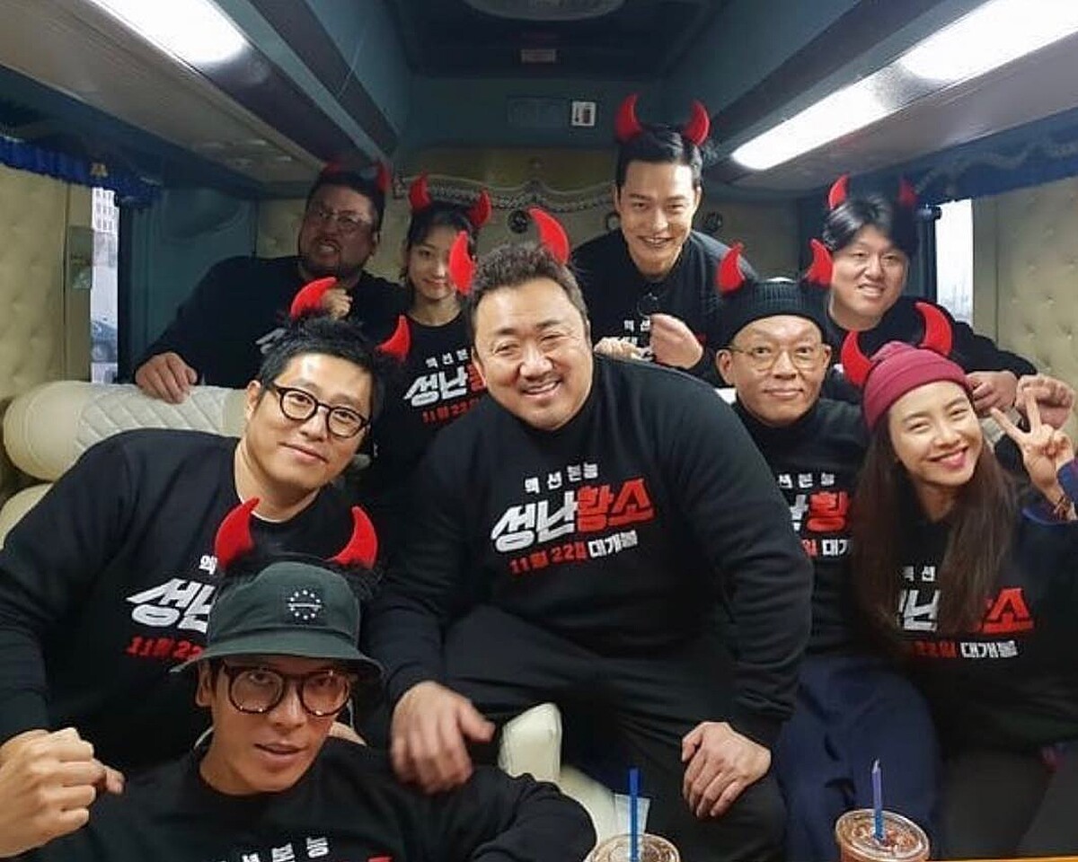 馬東石(中)與宋智孝(右)主演《非賣品》宣傳花絮照，電影本片可不是開心笑得出來的戲