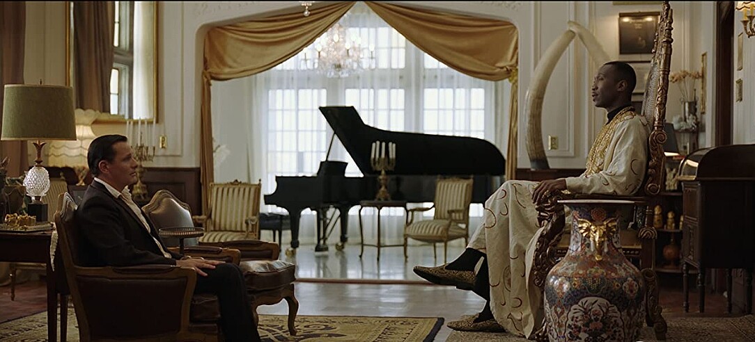 唐薛利為了巡演路上人身安全,在豪宅中面試保鑣東尼當司機。