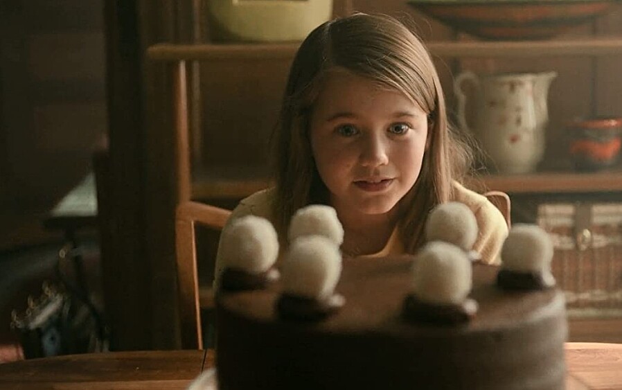 收留大學輟學生子的查莉,丘奇成為查莉最親近的親人,一同生活在一個屋簷下。