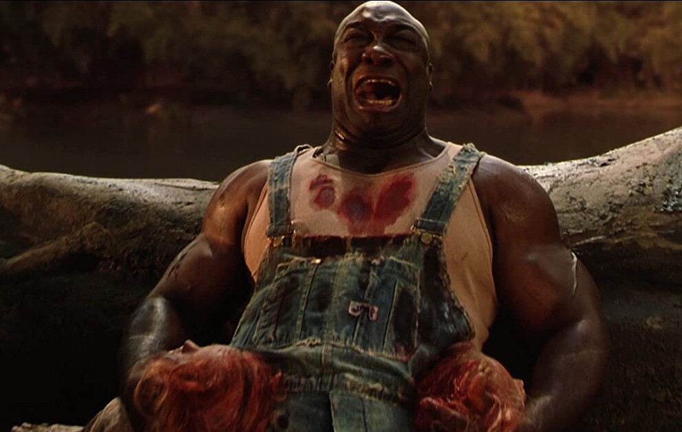 只因被義警發現在河岸邊抱著兩具屍體痛哭,約翰考菲被定讞殺人刑責。