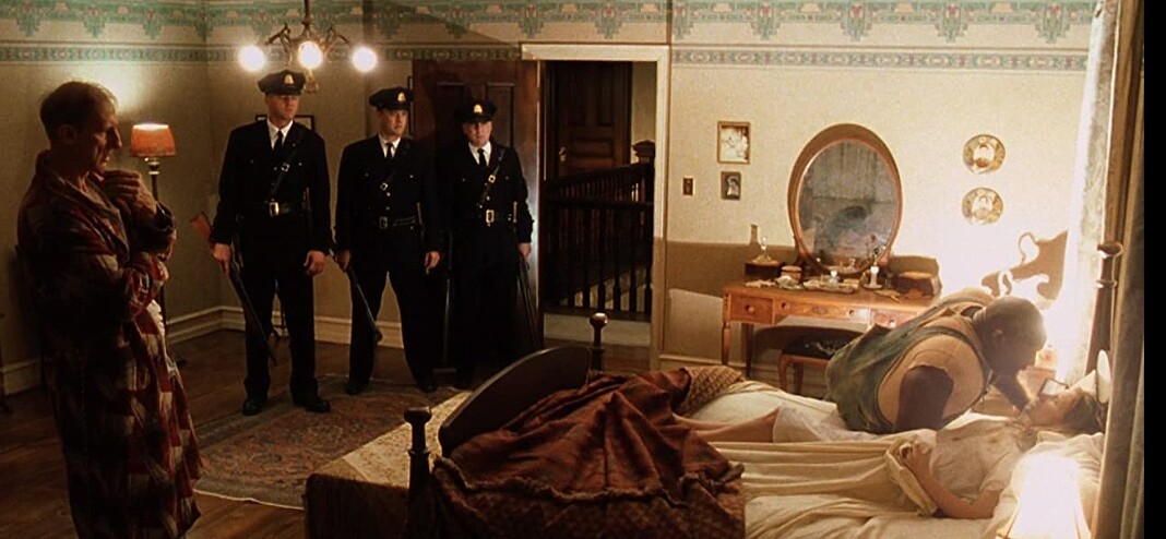 獄卒們趁著午夜將約翰考菲送至典獄長久病未癒的太太救治恢復健康。