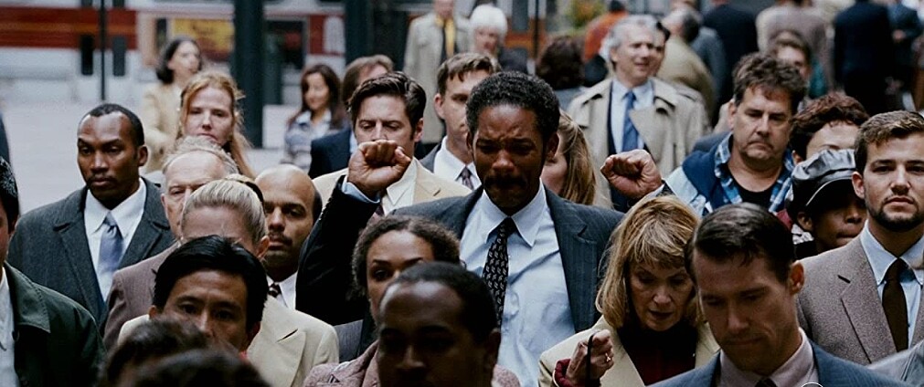 走入熙攘人群,克里斯終於拿下工作機會,情緒不能自己。