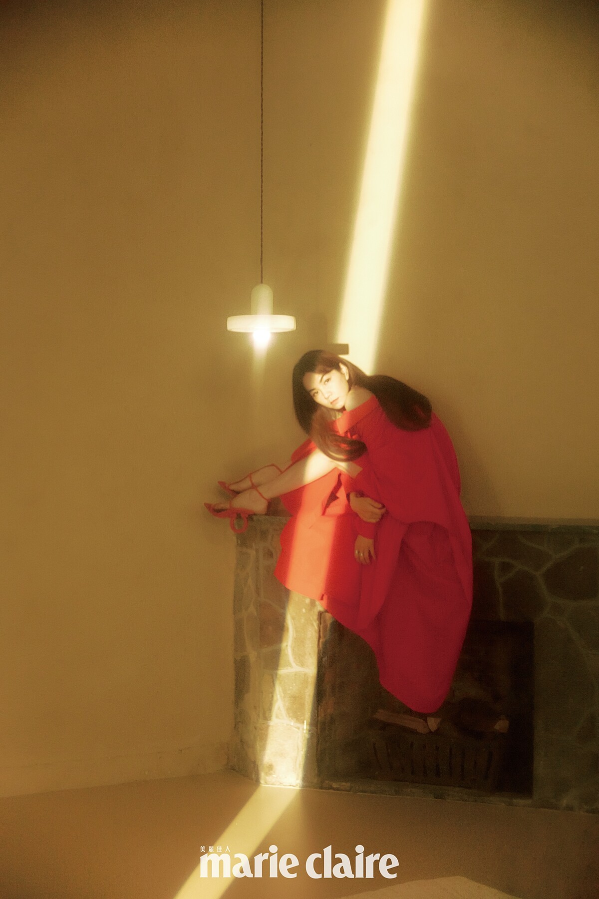 紅色斗篷設計襯衫式長洋裝，Valentino；紅色麂皮 Elina 造型跟飾高跟鞋，FERRAGAMO。B.zero1 系列玫瑰金三環鑽石戒指，玫瑰金三環戒指，外圈飾以密鑲鑽石、B.zero1 Rock系列玫瑰金鑽石戒指，both by BVLGARI。