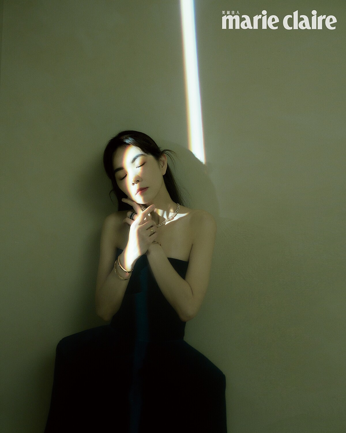 深藍色立體結構裙身設計絲絨洋裝，Loewe。B.zero1 Rock 系列玫瑰金鑽石項鍊、B.zero1 Rock 系列黑陶瓷三環鑽石戒指、B.zero1 Rock 系列玫瑰金鑽石戒指、B.zero1 Rock 系列玫瑰金鑽石手環、B.zero1 系列玫瑰金黑陶瓷手環、B.zero1 系列玫瑰金鏤空手環，all by BVLGARI。