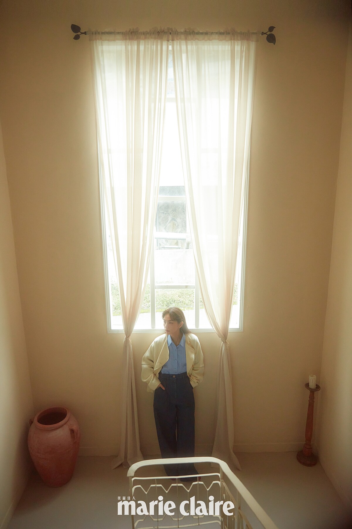 象牙色外套、天藍色棉質襯衫、牛仔褲，all by Gucci。